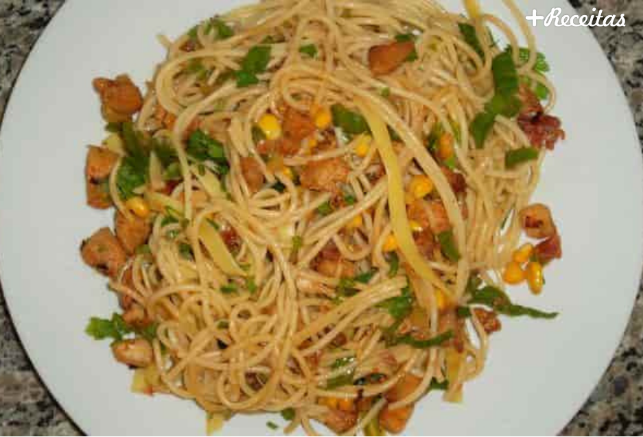 Macarrão alho e óleo, com bacon